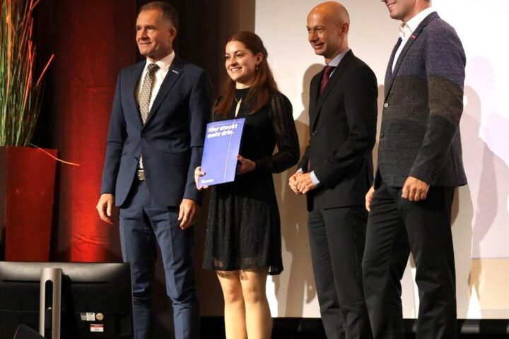 Vier Personen stehen auf einer Bühne bei der Verleihung des Handwerk Hero Awards 2024.